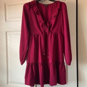 City Triangle Dress “S” de color rojo a vino tinto.